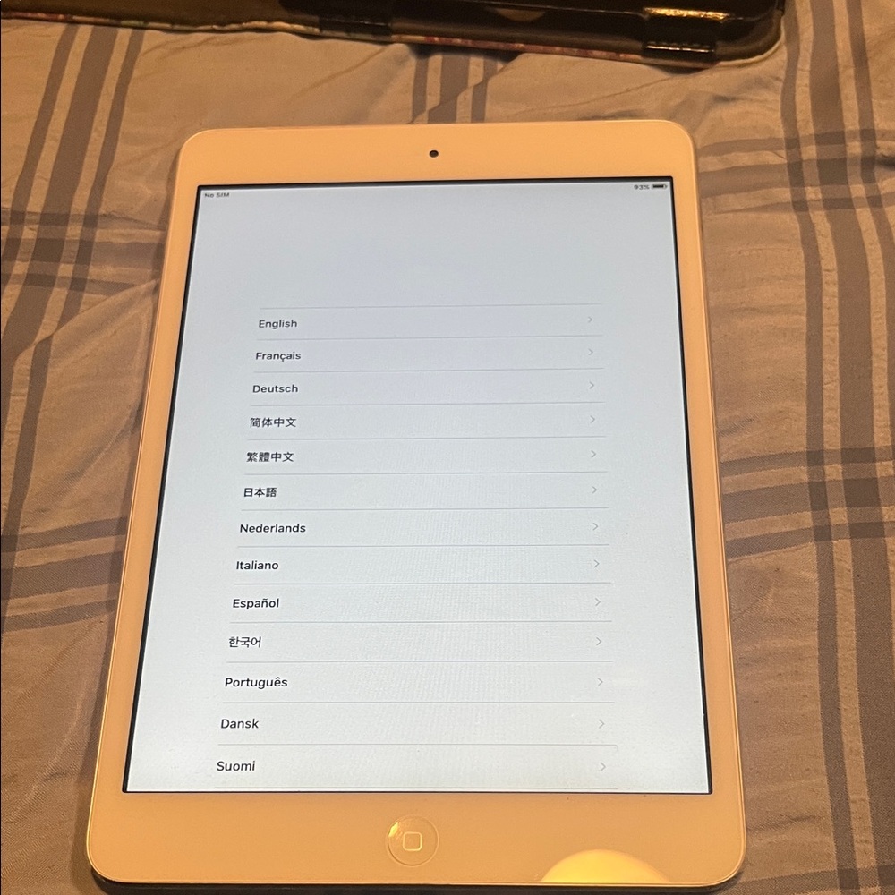 Apple IPad mini 4th generation   With new carrier case and charger